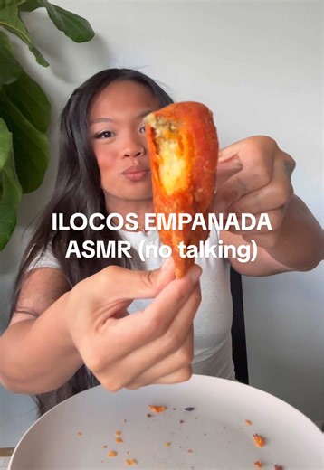 Ilocos empanada 🇵🇭 an edit of just the asmr sounds 😌 Purchased at the Kiko’s hot table in little Manila (Toronto). They only have it available on the weekends but always call in to make sure! #ilocosempanada #filipinofood #crunchy #asmrsounds #tingles