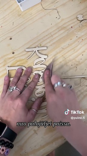 Kakkukoristeet on edelleen vuodesta toiseen meän suosituimpia tuotteita. Näitä tehdään päivittäin 5-10 kappaletta. Yleensä käytämme suojateippiä vanerin päällä, kun laserleikkaamme koristeet, mutta silti välillä näihin jää tällaisia palojälkiä. Kurkkaa videolta, mitäs sitten tapahtuukaan… 🫣 #kakkukoriste #kotimainen #ekologinen #avainlippu #puinen #vanerinen #vanerikakkukoriste #puinenkakkukoriste #puine #verkkokauppa #suunnittelutyökalu #ristiäiset #nimikoriste #häät #häät2023 #häät2023 #vauva