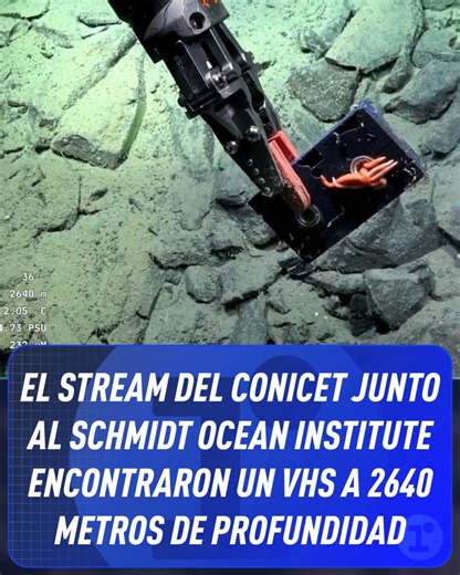 Radio La Red 📻 on Instagram: "Durante una transmisión en vivo del CONICET junto al Schmidt Ocean Institute, investigadores se encontraron con un hallazgo tan insólito como llamativo: un cassette VHS a 2.640 metros de profundidad en el fondo del océano. El descubrimiento volvió a poner en foco la presencia de residuos humanos en ambientes extremos y, al mismo tiempo, mostró la capacidad de la fauna marina para adaptarse incluso a objetos ajenos a su ecosistema natural. 🎧 AM 910 📱 APP: La Red �