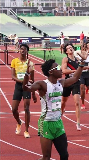 Keenen Davis shattered the HS national record in the 400m hurdles with a blistering 49.20 🏆 #track