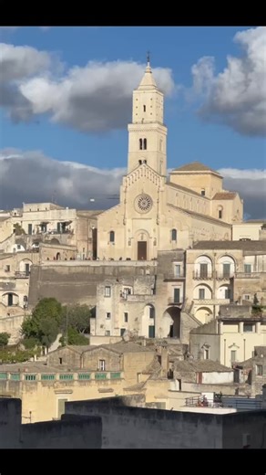 Matera. Una città che non ha bisogno di stupire: lo fa in modo naturale, con la sua autenticità e il suo carattere unico. Qui il viaggio ha un ritmo diverso. Si cammina con calma, si osserva, si respira la storia viva di un luogo che conserva la sua anima. Matera non è solo una destinazione: è un’esperienza da vivere. Vuoi scoprirla con noi? Contattaci. — Matera. A city that doesn’t need to impress — it does so naturally, with its authenticity and unique character. Here, travel follows a differe
