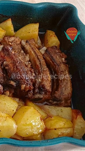ENTRECOSTO ASSADO NO FORNO SUCULENTO | RECEITA PORTUGUESA! Aprende a fazer o melhor entrecosto assado no forno! Esta receita portuguesa tradicional é infalível e perfeita para almoços em família. 😋 Com uma marinada simples e o tempo certo de forno, vais conseguir um entrecosto dourado, crocante por fora e super macio por dentro! 🥩 INGREDIENTES: - 750 g de entrecosto - 5 dentes de alho - 3 folhas de louro - 1 colher de chá de pimentão doce - sal a gosto - 1 colher de sopa de massa de pimentão -