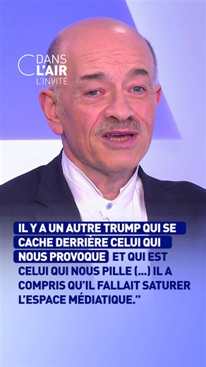 "Trump joue de l’idée que nous nous faisons de sa folie (…) Il y a un autre Trump qui se cache derrière celui qui nous provoque et qui est celui qui nous pille (…) Deux Trump cohabitent pour nous embrouiller et occuper le terrain. Il a compris qu’il fallait saturer l’espace médiatique." 👤 Alain Bauer, essayiste, professeur émérite de criminologie au Conservatoire national des arts et métiers, auteur de "Trump, le pouvoir des mots", dans l'émission #cdanslair du mardi 27 janvier 2026 présentée p