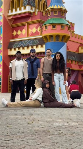 Ideias de poses em grupo pra deixar suas fotos muito mais criativas no @betocarrero ✨ Os looks da @heringcaruaru deram o match perfeito com a energia desse lugar incrível! 🎠📸 ⭐️Starring: @marcosmendesreal @arthurmorenoreal @claraliciafs @habigailkarine @silvaniaaraujoreal @__jadsonwilliam #dicasdeposes #poses #posesemgrupo #tiagosilvafotos #mestredasposes #posetrip #photography | Tiago Silva Fotos