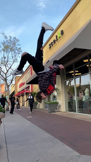 Soloflow (@soloflowflips)’s videos with Carnival - vlonenar