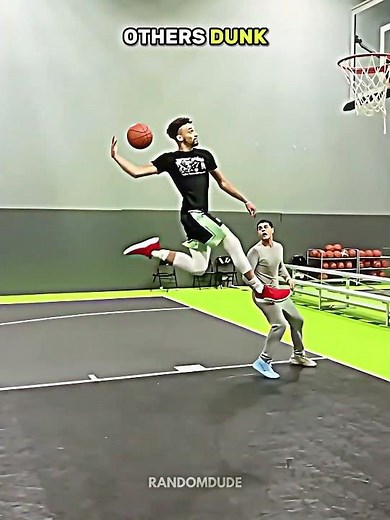 Normal dunk VS King of dunking🗿