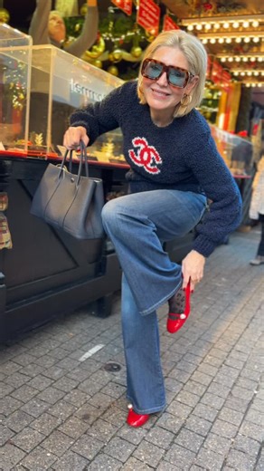 Petra Dieners on Instagram: "Have you prepared everything for Christmas yet? Hast Du schon alles für Weihnachten vorbereitet? Ich bummele heute mal über den Weihnachtsmarkt, werde Geschenke verpacken, aber alles ganz entspant! Was sind deine Pläne für heute? Have you prepared everything for Christmas yet? I’m going to stroll through the Christmas market today and wrap some presents. But everything’s totally relaxed! What are your plans for today? Sweaters and bags @eppli_fashion @chanel @hermes 