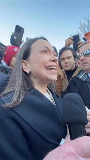 Mundo ConVzla on Instagram: "“Hace 200 años, el general Lafayette, le entregó a Simón Bolivar la medalla con con la cara del presidente George Washington. Justo 200 años después, los herederos, el pueblo de Bolivar le entrega al Pdte. De EEUU como retribución una medalla”"