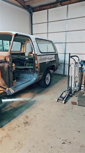 engines out, 1973 k5 blazer. do you think is matching numbers?? #chevy #engine #shop #squarebody #k5