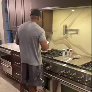 😍My hubby @curtisconway cooking up his Friday cheat meal with Laila Ali Spice Blends of course! (He knows I’m on a strict meal plan right now and can’t have a burger, but it sure smell goodt!😋 shop.LailaAli.com | Laila Ali