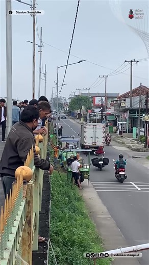 Video Kereta Api | KA 403 CL Dhoho berhenti normal di Stasiun Sumobito, kereta api ini merupakan KA Lokal dengan membawa 8 ekonomi + 1kmp lumayan panjang KA... | Instagram