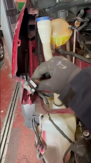 Removing the headlights of a CITROËN C4