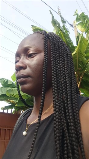 🎁 Elle voulait juste lui faire plaisir… mais ce qui s’est passé m’a touchée ! Hier, une dame m’écrit en secret… “C’est l’anniversaire de mon chéri. Je veux que vous lui livriez deux polos de marque à son bureau… mais qu’il ne se doute de rien.” 😍 Mission acceptée. Deux polos 100% friperie, 1er choix, bien emballés… livrés directement sur son lieu de travail. Mais vous me connaissez… j’aime faire les choses avec le cœur 💛 Alors j’ai ajouté en surprise un pot de yaourt et une salade de fruits, 