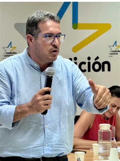 🚧🏗️ ¡Puerto del Rosario sigue avanzando! 💪🌴 El alcalde David de Vera ha hecho balance de los tres primeros años de mandato y asegura que el Ayuntamiento ha conseguido desbloquear proyectos que llevaban años paralizados. ✅ 👮‍♂️ Refuerzo de la Policía Local. 💡 Renovación del alumbrado público. 🚌 Mejora del transporte municipal. 🏘️ Impulso a la vivienda. 🛣️ Cerca de 9 millones de euros para nuevos asfaltados. 🏟️ Futura Ciudad Deportiva. 🎣 Nueva lonja pesquera en el muelle. 🏡 Regeneració
