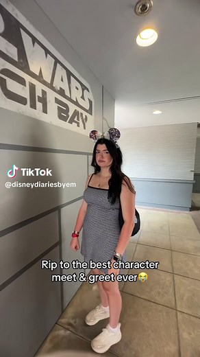 Where else am I supposed to meet Darth Vader on a Tuesday afternoon?😔 - -##launchbay##hollywoodstudios##disney##disneyworld##dcp##starwars##galaxysedge