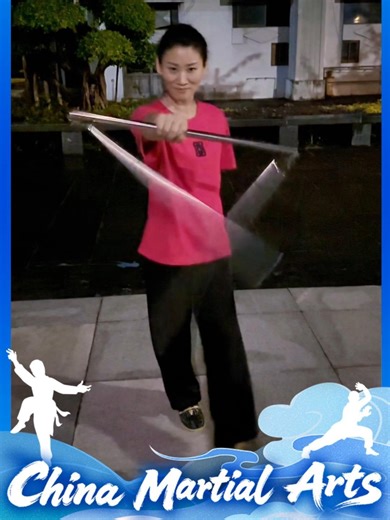 Don’t blink! Let’s check out the magic of Chinese martial arts—the three-section staff. Look at that energy—sparks are flying off the staff! Cr.杨贝贝 #ChineseMartialArts #KungFu #MartialArtsLegacy #Wushu #TraditionalKungfu #MartialArts #fyp