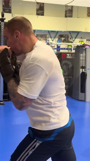 Level changing drill on the bag : Starting to the body and back to the head, Start to the head, down to body and back to head, Remember keep your hands high when in close range, move your head off the line and keep them guessing. #boxing #training #bagwork #fight #work