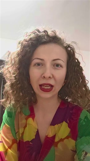 Părul creț nu are nevoie de mai mult control. Are nevoie de hidratare și susținere. ✨ Pentru bucle definite, elastice și sănătoase, folosesc o rutină simplă, dar completă: 🧴 Șampon – curăță blând scalpul – nu usucă firul de păr 🧴 Balsam – hrănește buclele – reduce frizz-ul – lasă părul moale și flexibil 💧 Balsam Leave-In – hidratare zilnică – definire fără încărcare 💚 VMG – vitamine, minerale și uleiuri esențiale – susține părul din interior – ajută la creștere, densitate și strălucire ✨ Rez