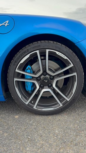 💙Prêt(e) à faire la course ? Exclusivement dans votre concession Renault Saint-Quentin : 🔹Alpine A110 - Première Édition - 2018 🔹Numéro : 1402/1955 🔹10 843km ⚡️Plus de 250ch ! Plus d'info sur cette pépite ➡️ https://urlr.me/WhCxMv #saintquentin #Alpine #Renault #véhiculesoccasion | Renault Saint Quentin Gueudet 1880