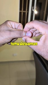 Presiona estos puntos a la vez por 2 minutos para aliviar el hormigueo y el túnel carpiano, realiza estiramientos de muñeca y dedos, sacude las manos y toma descansos frecuentes. Usa férula nocturna, mantén buena postura y evita doblar la muñeca al dormir. Aplica calor y haz masajes para mejorar la circulación. Consume vitaminas B6, B12 y magnesio. Busca ayuda médica si hay pérdida de fuerza o el hormigueo no mejora. | Vídeos y Bendiciones