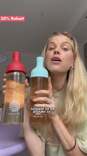 50% RABATT | Sommerlich, frischer Eistee mit dem Coldbrew Set inklusive 3x Früchtetee-Minis inklusive 🫖☀️🍓 Die Cold Brew Bottle ist Dein praktisches Teeaccessoire im Sommer, denn durch das integrierte Sieb in der Flasche kannst Du Deinen selbst gemachten Cold Brew direkt darin servieren. Am besten in ein angerichtetes Teeglas mit Eiswürfeln füllen – fertig ist Dein stilechter Sommerdrink. | Tree of Tea