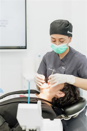🦷✨ IMPLANTES DENTALES: ¿CUÁNTO DURAN Y DE QUÉ DEPENDE? Los implantes dentales son una de las mejores soluciones para recuperar dientes perdidos… Y la buena noticia es que pueden durar más de 20 años e incluso toda la vida si se cuidan correctamente. 🔍 ¿DE QUÉ DEPENDE SU DURACIÓN? ✔️ Higiene diaria Cepillado, hilo dental y limpieza alrededor del implante son esenciales. ✔️ Revisiones periódicas Las visitas al dentista permiten detectar cualquier problema antes de que avance. ✔️ Limpiezas profes