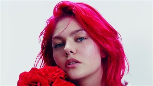 "Un combat long et difficile" : cette nouvelle chanson de Louane va vous briser le coeur