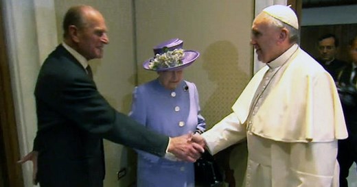 Queen Elizabeth and Pope Francis exchange gifts