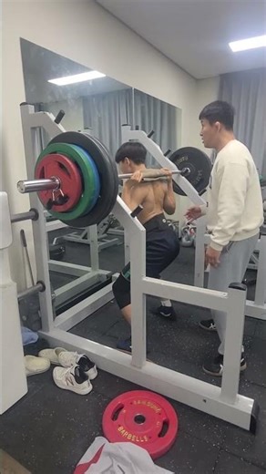 Middle school wrestling student squats 3 times body weight 150kg