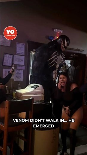 Venom Halloween Costume Stuns Crowd at Contest – Movie-Level Realism!
