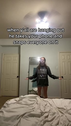 peep my unmade bed in the reflection🤭