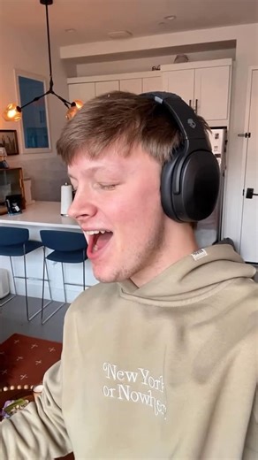 Jack Roden on Instagram: "Vocal gymnastics for this one .. CHECK OUT THAT @newyorkornowhere HOODIE 👀👀👀 • • • #singing #cover #theatre #journey #vocals"