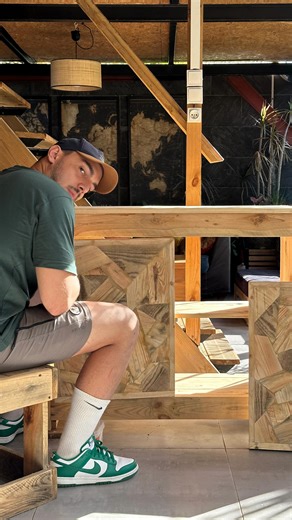 RUN WOOD | Créations & DIY 🪵♻️ on Instagram: "On voit souvent une palette comme un bout de bois sans valeur 🪵♻️ Mais.. les meubles sont limités que par ton imagination 💭 Si t’as une idée et un peu de motivation, tu peux faire beaucoup plus que tu crois. Mon E BOOK te permettra d’avoir les bases et de débuter correctement. 😄 Trouve le sur runwood.fr #ebook #ecoresponsabilité #menuiserie #création #meubleenpalette"