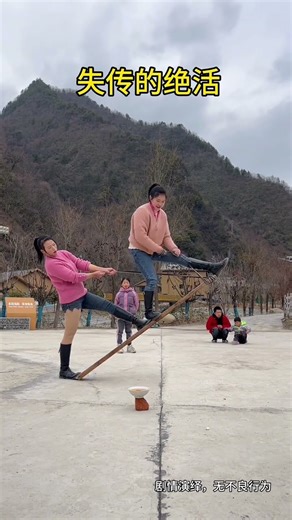 江湖失传已久的功夫绝活重现，把路人都看得疑惑不解，直接愣在原地不知所措，有谁知道这是怎么做到的吗？这也太有趣了#台上一分钟台下十年功 #绝活必须展示一下 #是时候展现真正的技术了