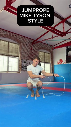 Jumprope Mike Tyson style 🥊 🥊 Zanim zaczniesz naukę, opanuj ruch o nazwie: „Side SIde Open” 🥊 Opanowując ten ruch, dokładaj drobne przysiady. Zaczynaj delikatnie i stopniowo pogłębiaj. 🥊 Ćwiczenie wzmacniające nogi to „jumping”. 🥊 Ten układ traktuj jakoś dodatek w swojej skakankowej grze, aby nie przeciążyć stawów kolanowych. Powodzenia 💪 #panskakanka #jumprope #tutorials #miketyson