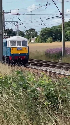 Class 86 259 ‘Les Ross’ passing Golborne