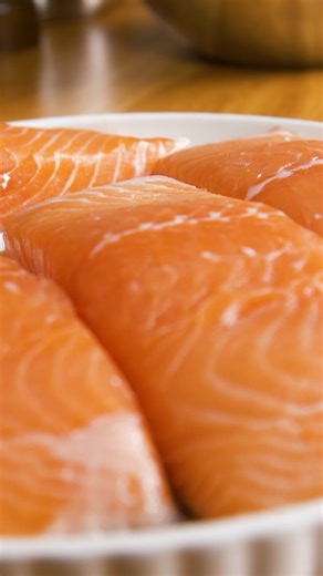 Próbáld ki ezt az egyszerű lazac receptet, amely megmutatja, hogy a lazac sütése milyen gyors és ízletes lehet. A lazacfilé elkészítése mindössze pár hozzávalóval is tökéletes, így a főzés garantáltan sikerélménnyel zárul - Pohner Ádám segítségével neked is sikerülni fog! | Tesco Magyarország