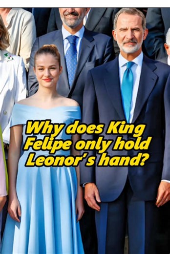 ¿Por qué el rey Felipe solo sostiene la mano de Leonor?#fyp #celebrity #royal #tiktok #trending #viral #foryoupage #princessleonor #infantasofia #queenletizia #kingfelipe