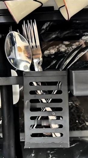 🚚 DOMICILIO GRATIS EN CÚCUTA 💚 📞 57 314 3741101 ¡Tu cocina se merece este cambio! 💚 Con nuestro escurridor doble nivel con tapa (85 cm de ancho x 90 cm de alto) mantén todo limpio, ordenado y sin regueros de agua. ✅ Diseño elegante y moderno ✅ Capacidad para más de 100 piezas ✅ Sistema antideslizante y accesorios prácticos ✅ Fácil de armar y limpiar Transforma tu cocina y disfruta del orden con estilo 💚 👉 Escríbenos ya por WhatsApp y te lo llevamos hasta la puerta de tu casa | Distribuidor