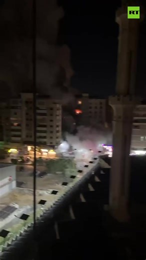 🇮🇱🚨🇱🇧Israel ataca objetivos de Hezbolá en el Líbano Luego que el grupo bélico Hezbolá atacara contra el estado israelí y su gente, el ejército de Israel responde la agresión con ataques en Beirut. Video cortesía RT | Vector Norte