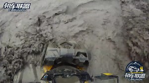 ATV不愧是最牛越野摩托车，全时四驱大战泥坑