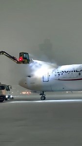 647K views · 10K reactions | ✨❄️ Bajo una intensa nevada, el Boeing 737 MAX de Aeroméxico recibe el proceso de deshielo.  Con líquidos anticongelantes especiales, se asegura que las alas y superficies estén listas para un despegue seguro. ️ Tecnología y precisión trabajando juntas para vencer al invierno en la \@aviación. ✈️ #Aviación #Aeroméxico #737MAX #airport #travel #airplane | Airport Live Ar | Facebook
