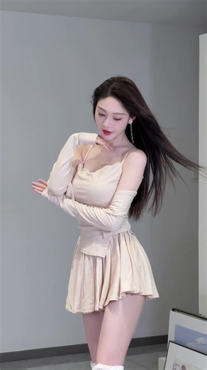 Em gái xinh nhảy siêu bốc lửa