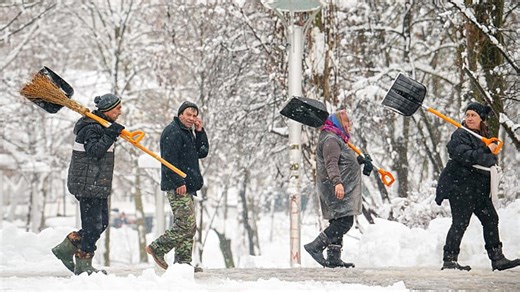 Heavy snowfall blankets Bucharest, transport services disrupted