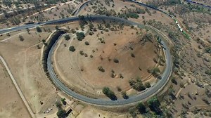 O Tehachapi Loop é uma espiral de 1,15 km de comprimento, localizada no condado de Kern, centro-sul da Califórnia. A construção neste trecho da linha férrea começou em 1874 e foi inaugurada em 1876. Entre 1875-76, cerca de 3.000 trabalhadores chineses equipados com pouco mais do que ferramentas manuais, picaretas, pás, carroças puxadas por cavalos e pó de detonação cortaram granito para criar o circuito do loop. Hoje a linha tem uma média de aproximadamente 36 trens de carga por dia, os serviços
