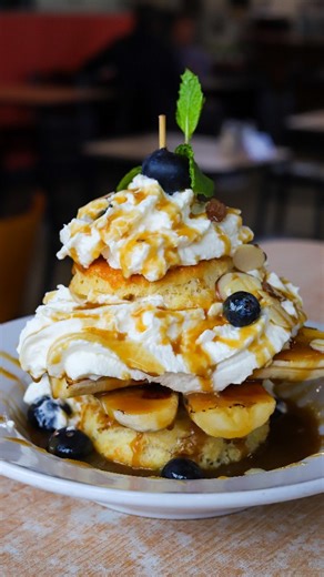 Biscuits goin' bananas! @sweetlakebiscuitsandlimeade is one of the OG brunch spots in Salt Lake City. They are known for their limeade and housemade, fluffy, loaded biscuits. In fact, they started as a limeade stand at the Farmer's Market before getting their own storefront. Many of the biscuit sandwiches here are way loaded! They are especially famous for their Hoss buttermilk fried chicken biscuit sandwich, topped with egg, cheese, bacon, and sausage gravy. Besides various biscuits and limeade