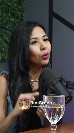 Não é só vontade de doce. É o corpo pedindo conforto emocional. 🍫 O chocolate ativa prazer rápido, libera dopamina e cria a sensação momentânea de alívio. Mas por trás do desejo frequente, muitas vezes existe: • cansaço emocional • carência afetiva • estresse acumulado • ansiedade silenciosa 📌 Não é fraqueza. 📌 É um sinal. 💡 Comer chocolate não é o problema. O problema é quando ele vira muleta emocional. Quando você entende o que sente, o impulso perde força e a escolha fica consciente. 💬 O