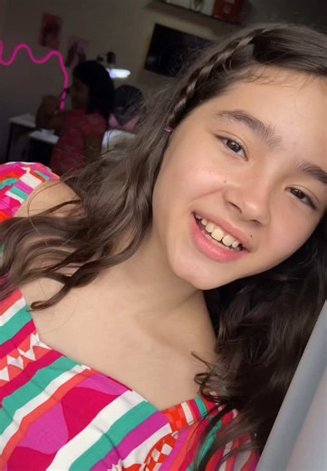 Fazendo Unhas em Gel para Crianças com Brilho e Alegria