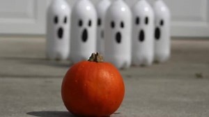 PUMPKIN BOWLING An easy DIY Halloween Game that everyone will love!! Directions here --> http://wunder-mom.com/pumpkin-bowling-halloween-game/ | Wunder-Mom.com
