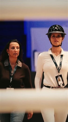 Carole Juge-Llewellyn on Instagram: "L’équitation n’est pas un sport individuel. Déjà, toutes petites, nous avons toutes été suivies en concours par nos parents qui se levaient à 5h du matin pour nous emmener à l’autre bout du département. Nous avons toutes à nos copines de l’épreuve suivante de tenir nos chevaux pour aller faire la reco, et nous avons toutes fait des parcours ou tout un groupe de supporters de notre club scandaient notre prénom et celui de notre cheval pendant notre tour. Dans